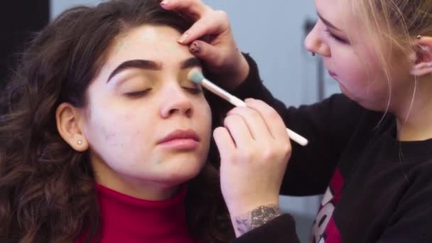 Maquillaje artista aplicando sombra de ojos — Vídeo de stock