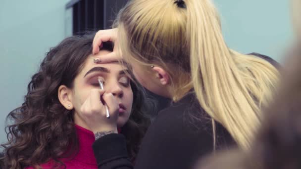 Make-up artiest toepassing van oogschaduw — Stockvideo