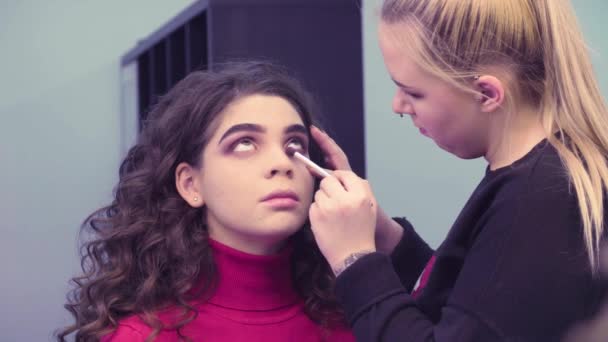 Maquillaje artista aplicando sombra de ojos — Vídeo de stock