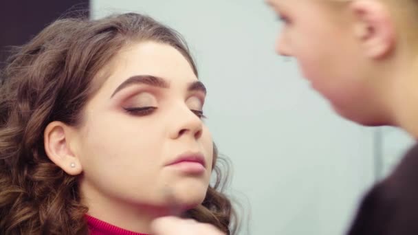 Makeup artist painting black eyeliner on the eyes — Stock Video
