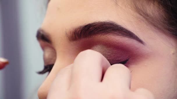 Artista de maquillaje pegando pestañas falsas a los ojos — Vídeos de Stock