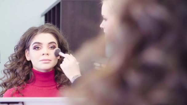 The makeup artist applying powder on the face — Stock Video