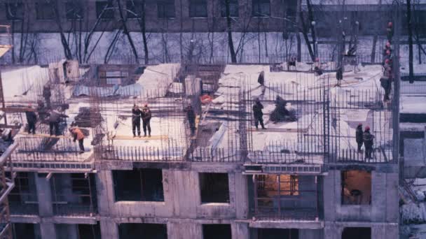 Workers on the top of the building under construction — Stock Video