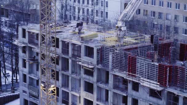 Lavoratori in cima all'edificio in costruzione — Video Stock