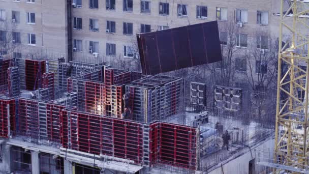 Werknemers op de bovenkant van het gebouw in aanbouw — Stockvideo