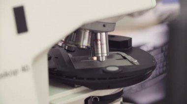 Cam ışık mikroskobu mercek altında slayt