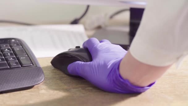 Main d'un scientifique dans des gants de protection à l'aide de souris — Video