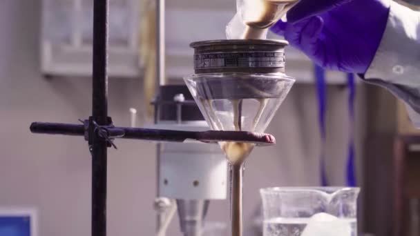 Руки вченого фільтрують зразок — стокове відео