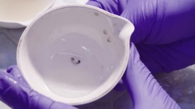 Bilim adamları el inorganik artıkları toplama