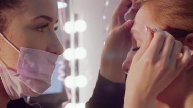 Kaşları düzeltme Güzellik Salonu.