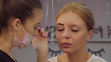 Kaşları düzeltme Güzellik Salonu.