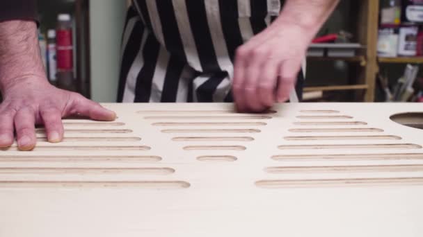 Manos masculinas pulido detalle de madera contrachapada con papel de lija — Vídeo de stock