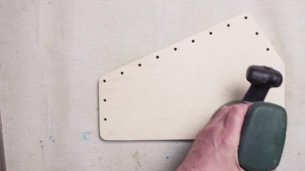 Bir mobilya parçası ile el bir taşlama — Stok video