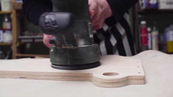 Измельчение детали мебели с помощью ручной машины — стоковое видео