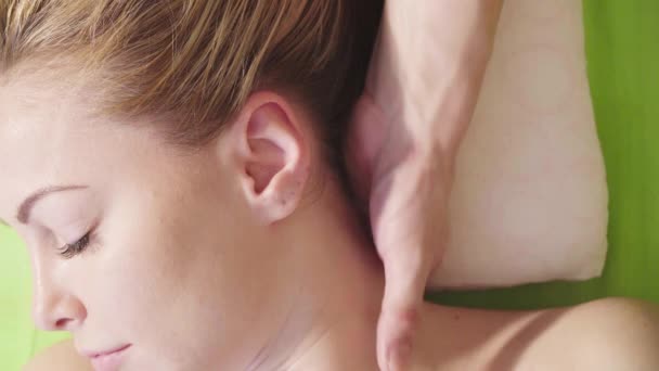 Массажист, делающий массаж головы женщины — стоковое видео