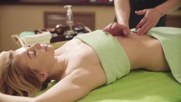 Masajista haciendo masaje de las mujeres abdomen — Vídeos de Stock