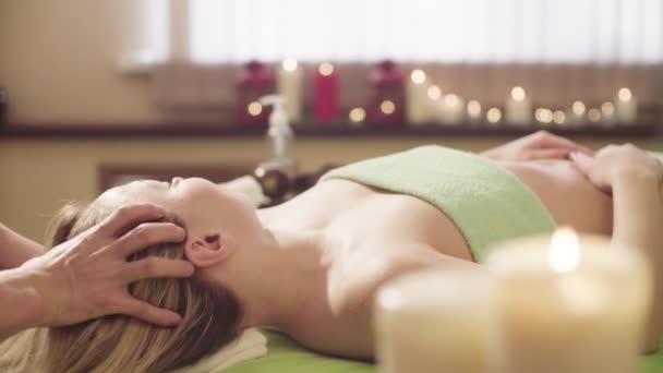 Massagist doing massage of the womans head — Stock Video