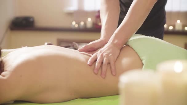Kinesisk massagist gör massage av ryggen — Stockvideo