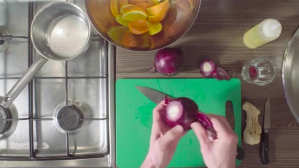 Шеф-повар режет лук на доске — стоковое видео