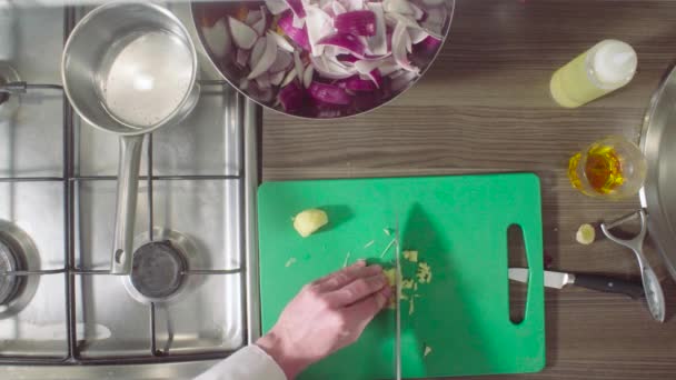 Chef-kok een gemberwortel snijden op de snijplank — Stockvideo