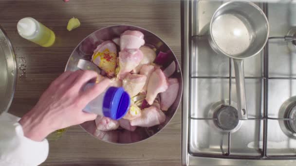 Шеф-повар готовит курицу с луком, имбирем и апельсинами — стоковое видео