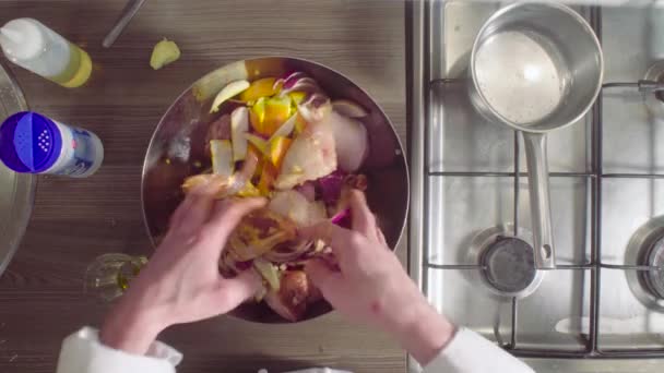 Шеф-повар готовит курицу с луком, имбирем и апельсинами — стоковое видео