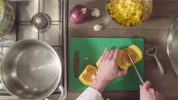 Chefs mains découpant les graines de citrouille — Video