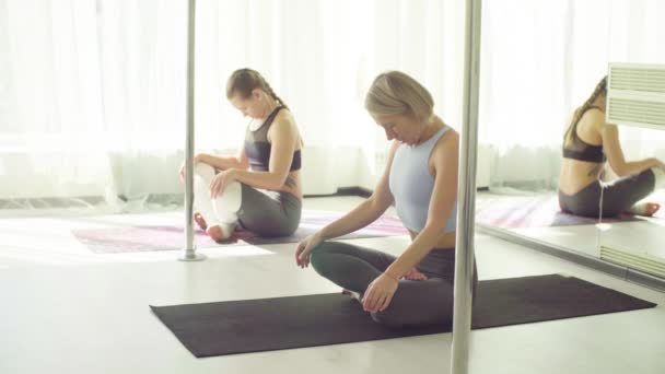 Dos mujeres haciendo yoga respirando en estudio . — Vídeos de Stock