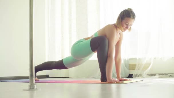 Bir kadının Studio germe yoga egzersizleri yapması. — Stok video