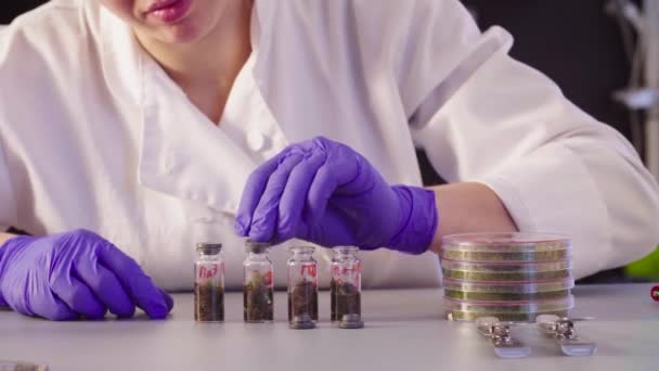 A tudósok kezek közeli palackok mintákkal — Stock videók