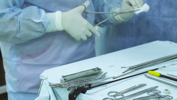 Une table d'infirmière chirurgicale pendant une opération — Video