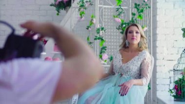 Güzel beyaz duvara poz sabahlığı modelinde