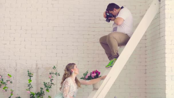 ペニョワールランジェリー白い壁に対してポーズのきれいなモデル — ストック動画