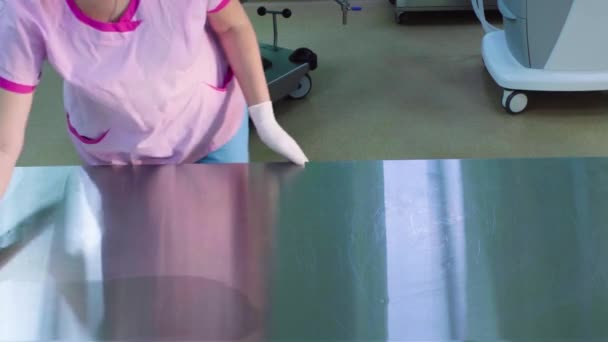Медсестра в клинике готовит операционную — стоковое видео