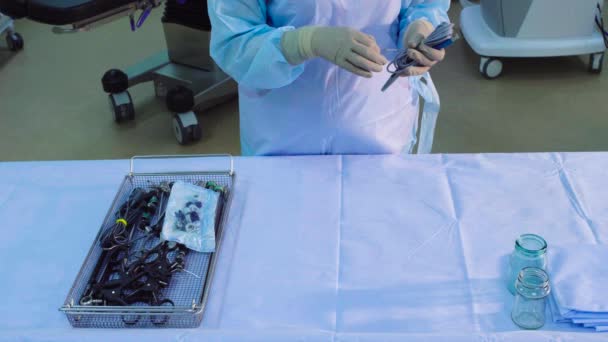 Una enfermera poniendo en la mesa A Instrumentos médicos — Vídeos de Stock