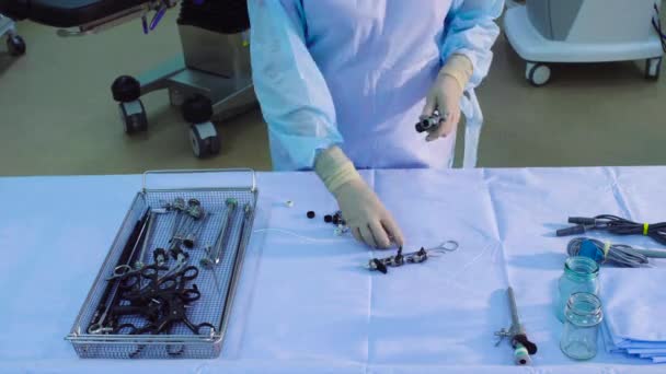 Una enfermera poniendo en la mesa A Instrumentos médicos — Vídeo de stock