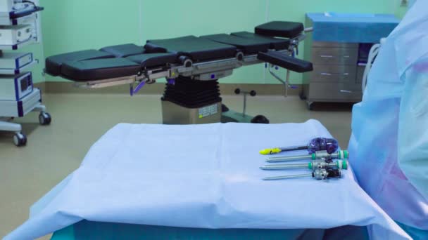 Медсестра кладет на стол медицинские инструменты — стоковое видео