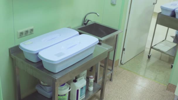 De verpleegster wassen medisch instrument — Stockvideo