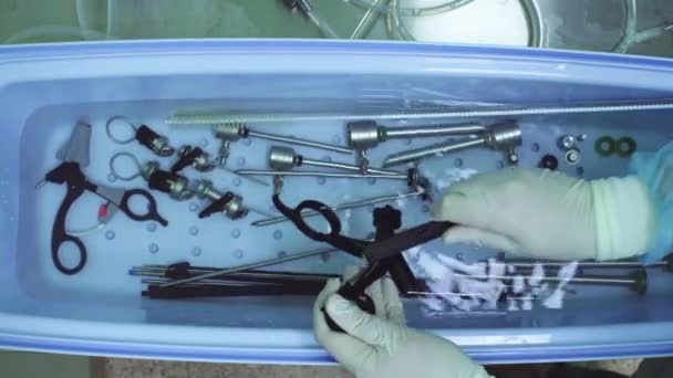 Tangan dari perawat mencuci instrumen medis — Stok Video