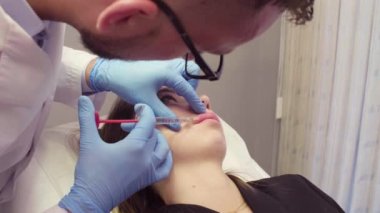 Erkek doktor dudak büyütme yapıyor