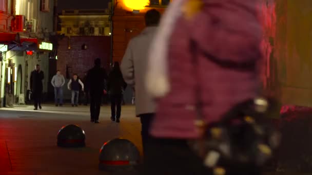 Multidão de pessoas à noite no centro da cidade em Moscou — Vídeo de Stock