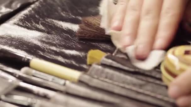 메이크업 브러쉬 세척 하는 메이크업 아티스트의 손 — 비디오