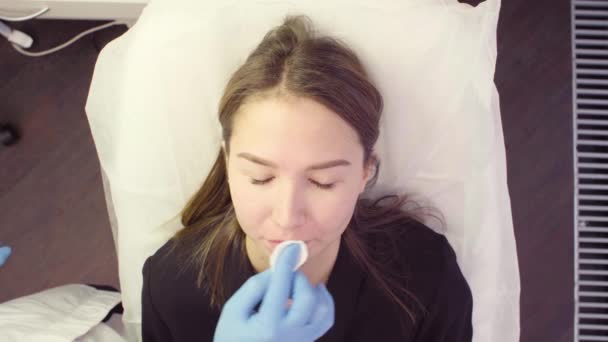 Arzt wischt den Patienten die Lippen ab — Stockvideo