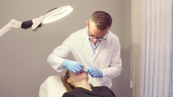 Médico masculino fazendo aumento labial — Vídeo de Stock