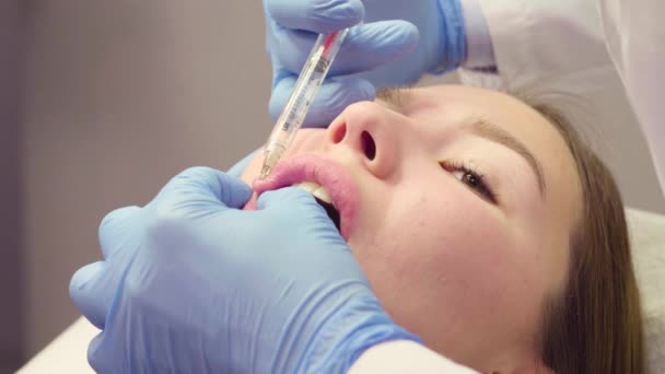 Face do paciente durante o aumento labial — Vídeo de Stock