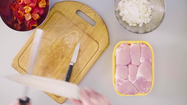 Chef-kok koken een kip schotel. Mes slijpen. — Stockvideo