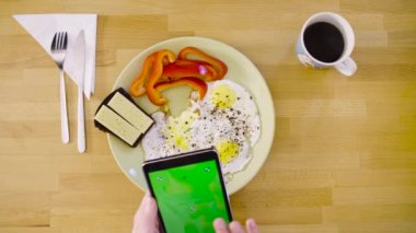 Erkek el omlet bir tablet ile çekim