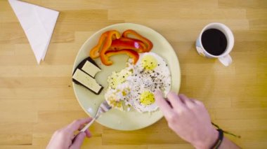 Adam bir omlet ve bir sandviç yeme