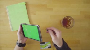 Erkek el kulaklık tablet sopa.