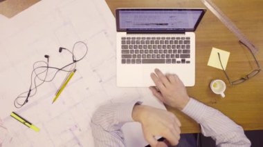 Erkek dizüstü klavye üzerinde eller